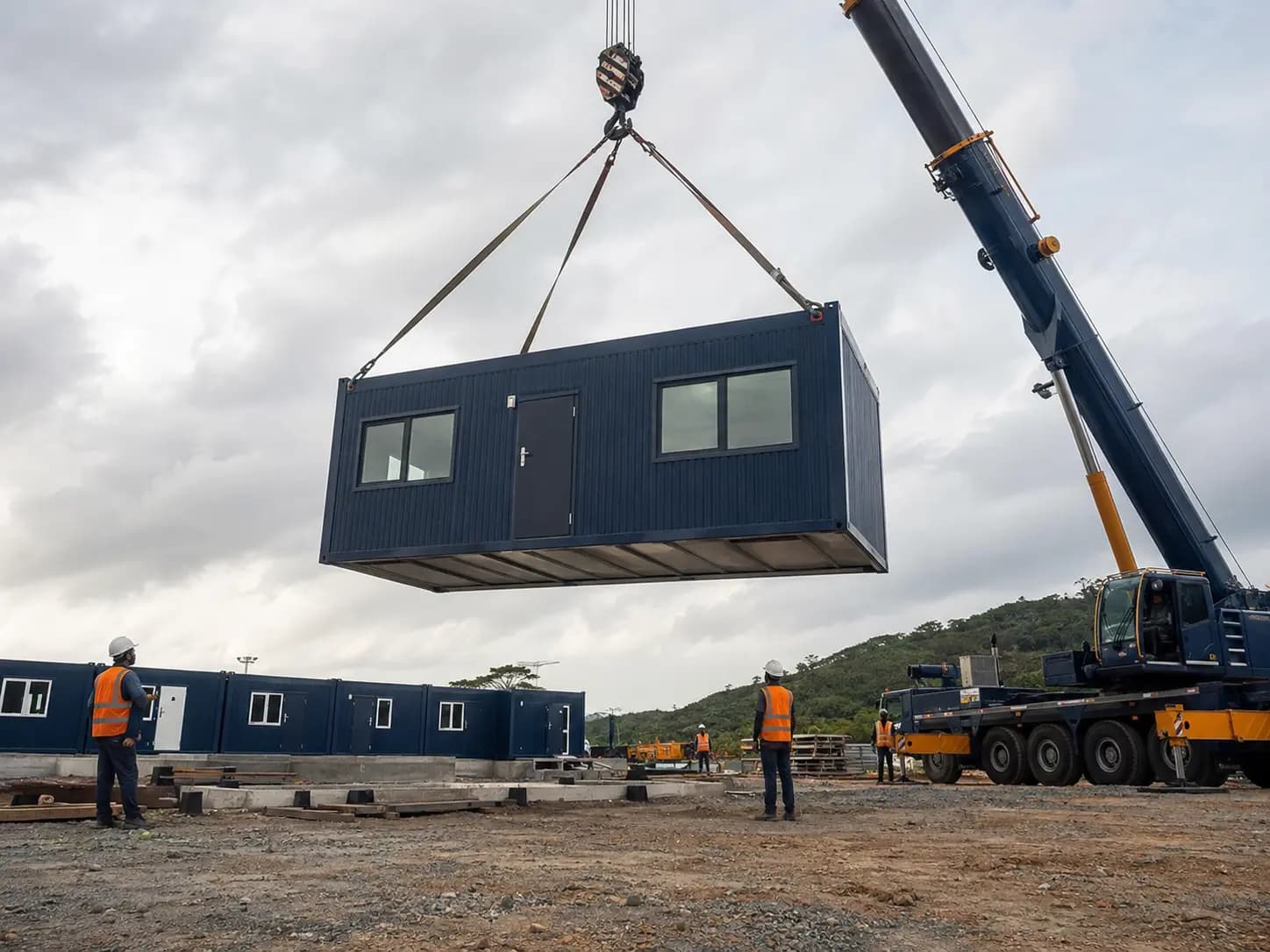 Installation d’un module préfabriqué par grue sur un site professionnel